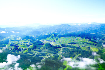구름이 조금 낀 산 풍경
