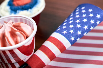 Obraz premium Celebrating Fourth of July. Happy Independence day. Sweets decorated in traditional colors and American national flag