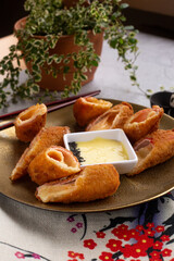 Cheeskani, queso con kanikama (cangrejo) servido con salsa. Decoración con plantas. Vista superior