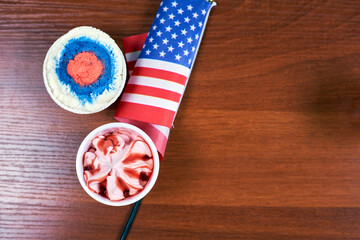 Obraz premium Celebrating Fourth of July. Happy Independence day. Sweets decorated in traditional colors and American national flag