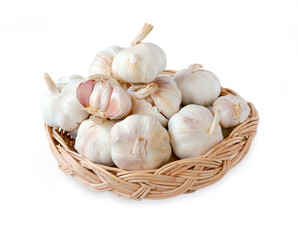 Obraz na płótnie Canvas Fresh garlic in wooden basket isolated on white background with clipping path.