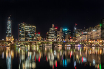 Obraz premium night time cityscape with water reflections