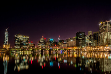Naklejka premium night time cityscape with water reflections