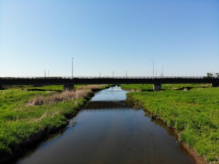 Fototapeta na wymiar まっすぐな川にかかる橋