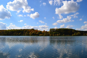 Obraz na płótnie Canvas autumn landscape with lake and trees