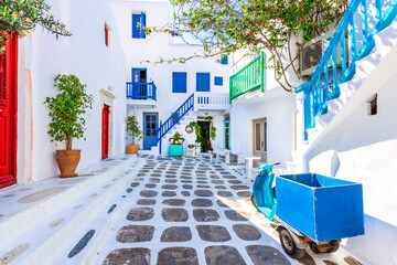 Obraz premium Mykonos, Greece - Cobblestone alley whitewashed village, Greek Islands