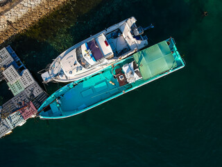 ドローンで空撮した漁業用の港に留まっているボート