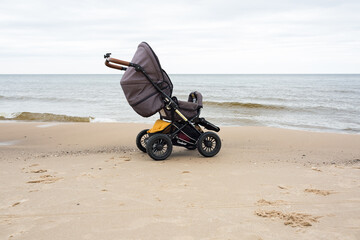 Obraz premium Strollers stand by the sea, surrounded by nature and fresh air.
