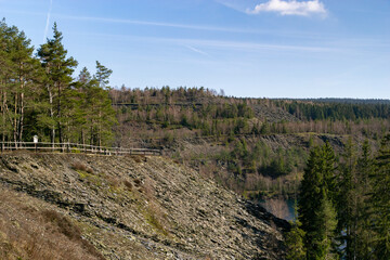 Bergpanorama Lehesten (Th&uuml;ringen) beim Schiefersee. Aussichtsplattform aus Schiefergestein mit Waldpanorama (Mischwald) im Hintergrund.