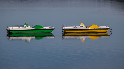Zwei Tretboote auf dem See