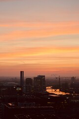 Fototapeta premium wschód słońca nad miastem