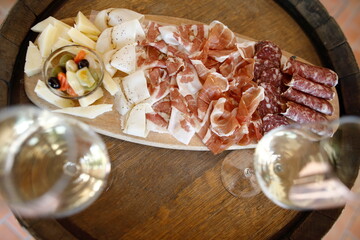 tagliere con affettato e vino