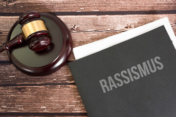 Gericht, Richterhammer und Akte Rassismus