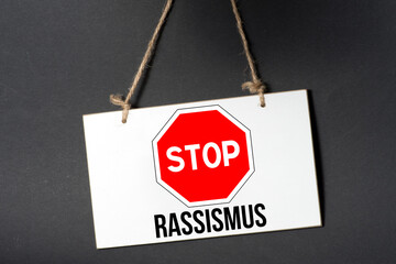 Ein Schild Stop Rassismus