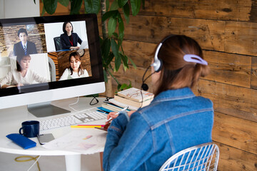 女性が自宅でオンライン会議に参加する様子