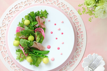 渦巻ビーツと生ハムメロンボールのサラダ　ドットソース