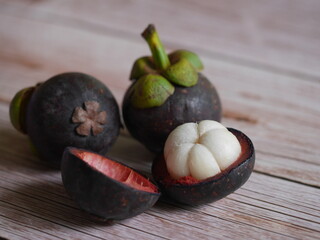 Obraz premium The mangosteen was spotted by deer on the oak table.