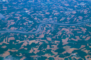 Río Po a su paso por Polesella, región Emilia-Romaña, Italia. Fotografía aérea, vista cenital de los campos de cultivo en Italia. © AngelLuis