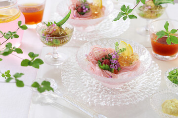 ガラス皿に個別に盛り付けた爽やか梅そうめんお出しジュレがけ　夏野菜の炊き合わせ