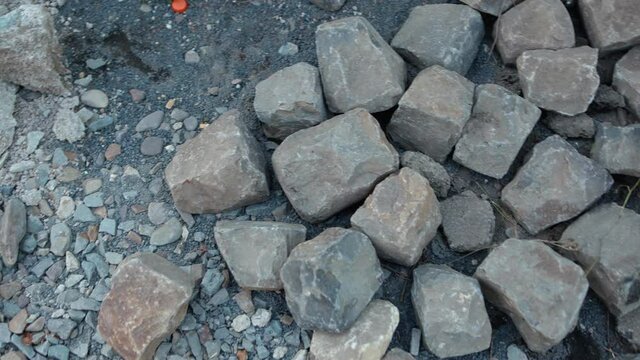 Steine auf Lehmboden 02