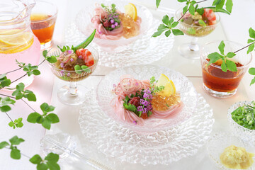 ガラス皿に個別に盛り付けた爽やか梅そうめんお出しジュレがけ　夏野菜の炊き合わせ