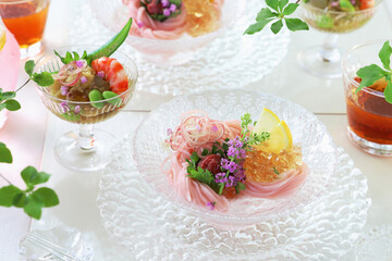 ガラス皿に個別に盛り付けた爽やか梅そうめんお出しジュレがけ　夏野菜の炊き合わせ