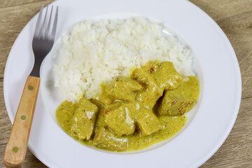 poulet cuisiné au curry et lait de coco