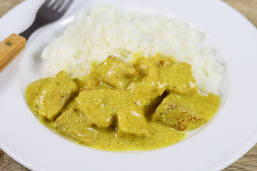 poulet cuisiné au curry et lait de coco
