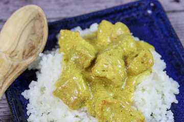 poulet cuisiné au curry et lait de coco