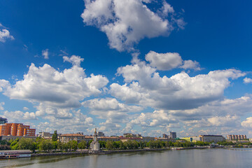 Fototapeta premium красивые облака над городом,krasivyye oblaka nad gorodom