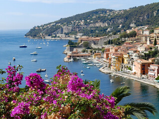 Fototapeta premium Panorama na zatokę Villefranche sur Mer na Lazurowym Wybrzeżu - Panorama na zatokę Villefranche sur Mer na Lazurowym Wybrzeżu