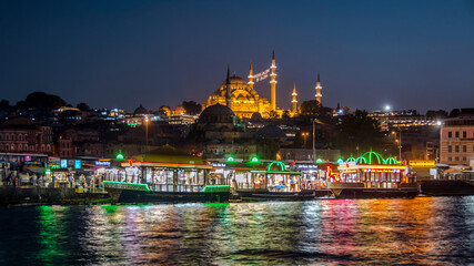 Obraz premium Night in Istanbul, Turkey with Suleymaniye Mosque (Ottoman imperial mosque). View from Galata Bridge in Istanbul
