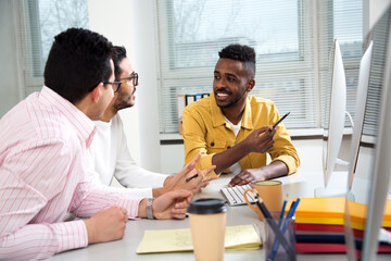 Obraz premium Multy-ethnic group of creative business people working with computer at office