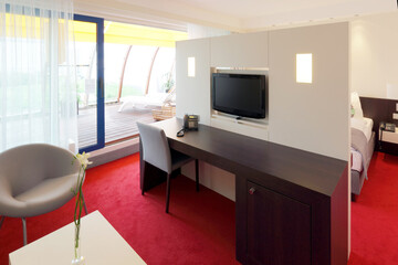 Schreibtisch in einem Hotelzimmer mit Raumtrenner