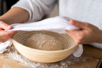 Selbstgemachter Teig. Brot backen.