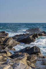 Fototapeta na wymiar 三浦半島、磯の波しぶき。