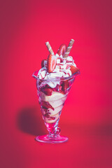 Eis mit Erdbeeren und Sahne