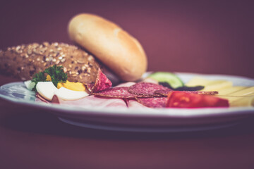 Frühstück mit Käse, Wurst und Gebäck