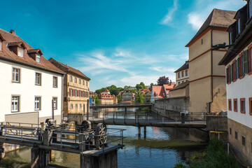 Fototapeta na wymiar Der Wasserstand der Pegnitz wird in der Altstadt von Bamberg durch Wehre reguliert