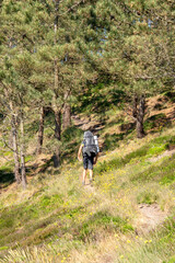 Obraz premium Randonneur sur le chemin en front de mer