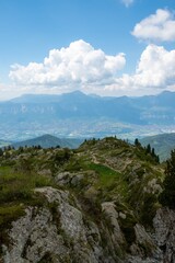 Fototapeta na wymiar La vue sur le massif de la chartreuse depuis le massif de belledonne dans les Alpes françaises 