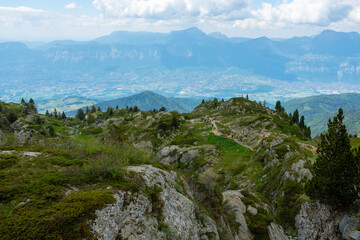 Fototapeta na wymiar La vue sur le massif de la chartreuse de puis le massif de belledonne dans les Alpes françaises 