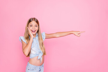 Obraz na płótnie Canvas Look incredible ads. Astonished crazy kid girl point index finger copyspace present promo choice decision advice wear stylish clothes isolated pastel color background