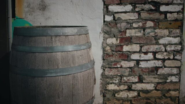 Holzfass mit Steinwand 