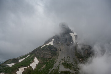 Gipfel des Glätten am Klausenpass in Wolken und Nebel