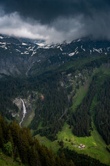 Fototapeta na wymiar Stäuber Wasserfall im Schächental am Klausenpass, Uri