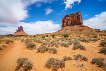 hiking the wildcat trail in the monument valley, usa