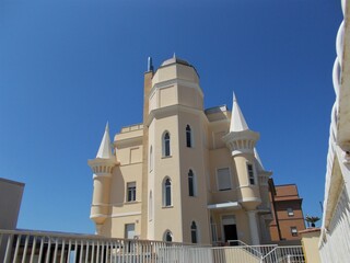 Piękna kamienica w miasteczku Albano , Italia. © Jola i Darek 