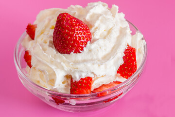 Postre de fresas con nata