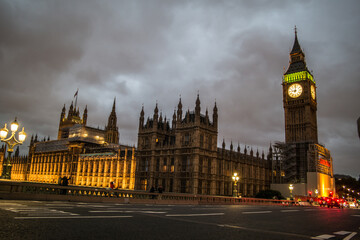 Fototapeta na wymiar Big ben at night, Night traffic and lights at Westminster